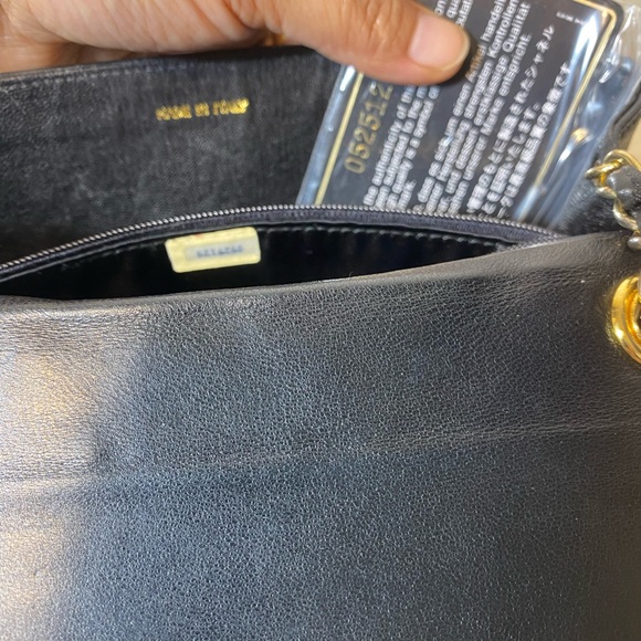 Chanel mini bag the flap in front is deformed that’s the main big flaw authentic - Picture 9 of 14